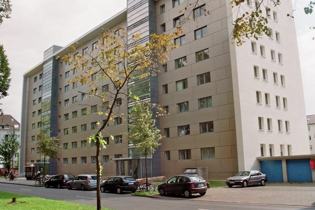 Mehrgeschossiges Wohngebäude mit Fassade aus großformatigen Platten