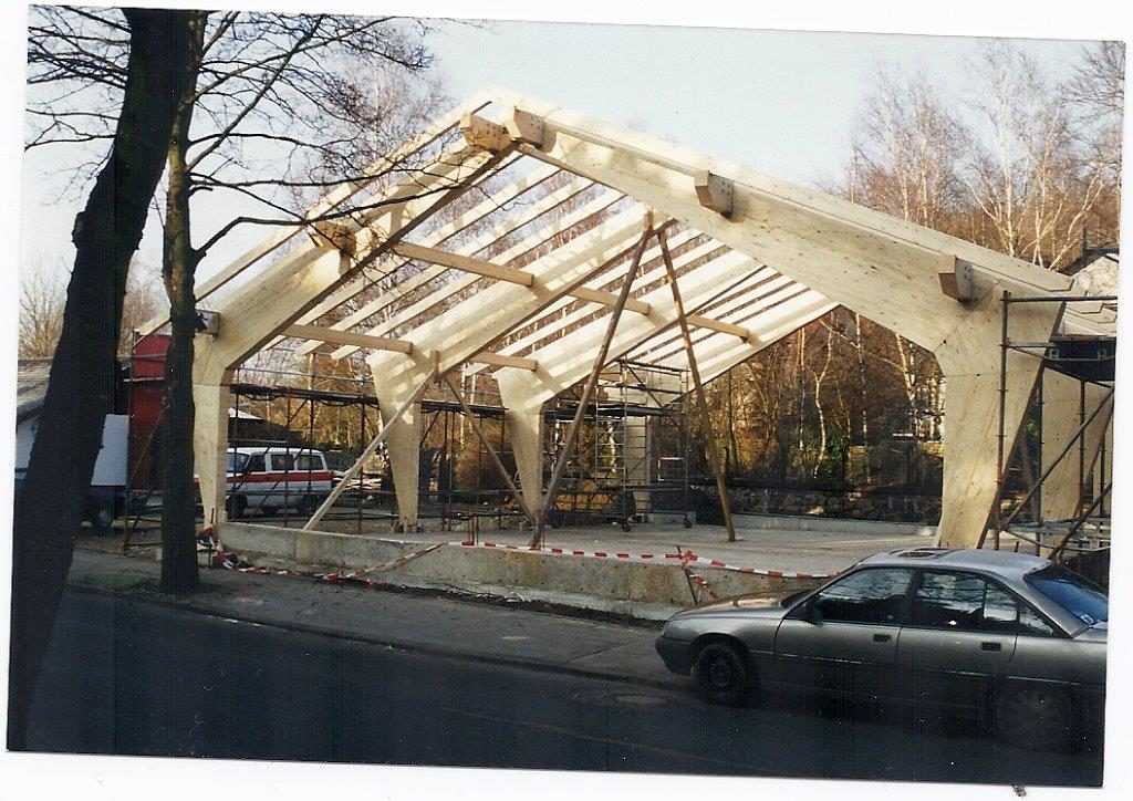 Tragwerk aus Holz mit transparenter Dacheindeckung im Bau