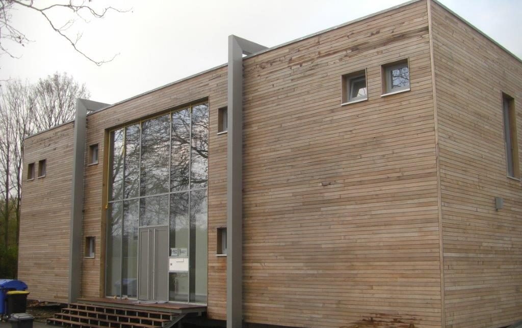 Bürogebäude mit Holzfassade und großer Glasfront